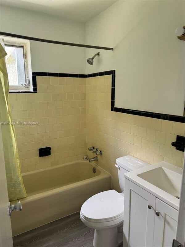 2620 Sw 53rd Ave - Photo 3 of 11
