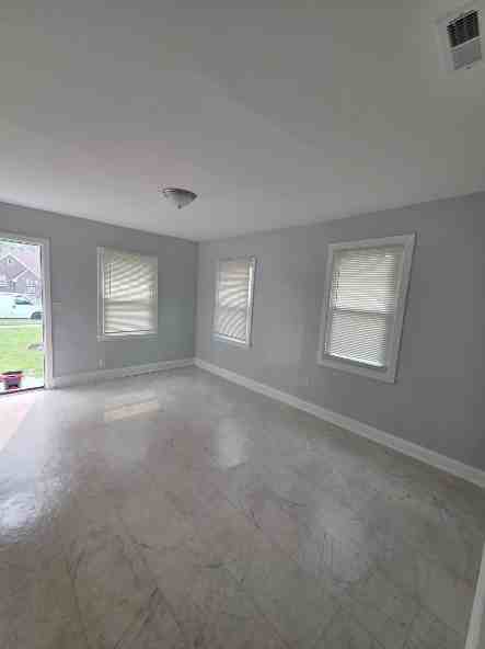 16541 W Parkway St - Photo 3 of 10