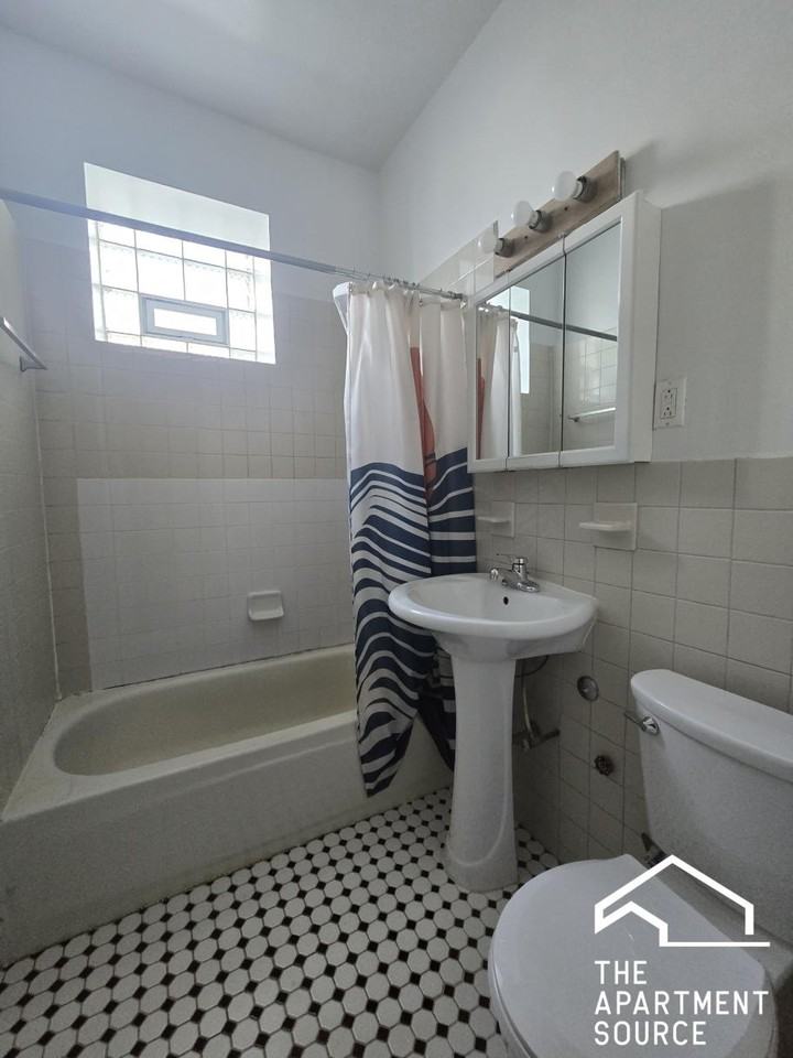 1961 W Foster Ave #G - Photo 3 of 15