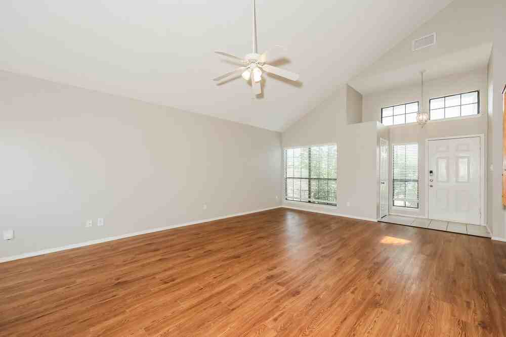 423 Barton Dr - Photo 4 of 17