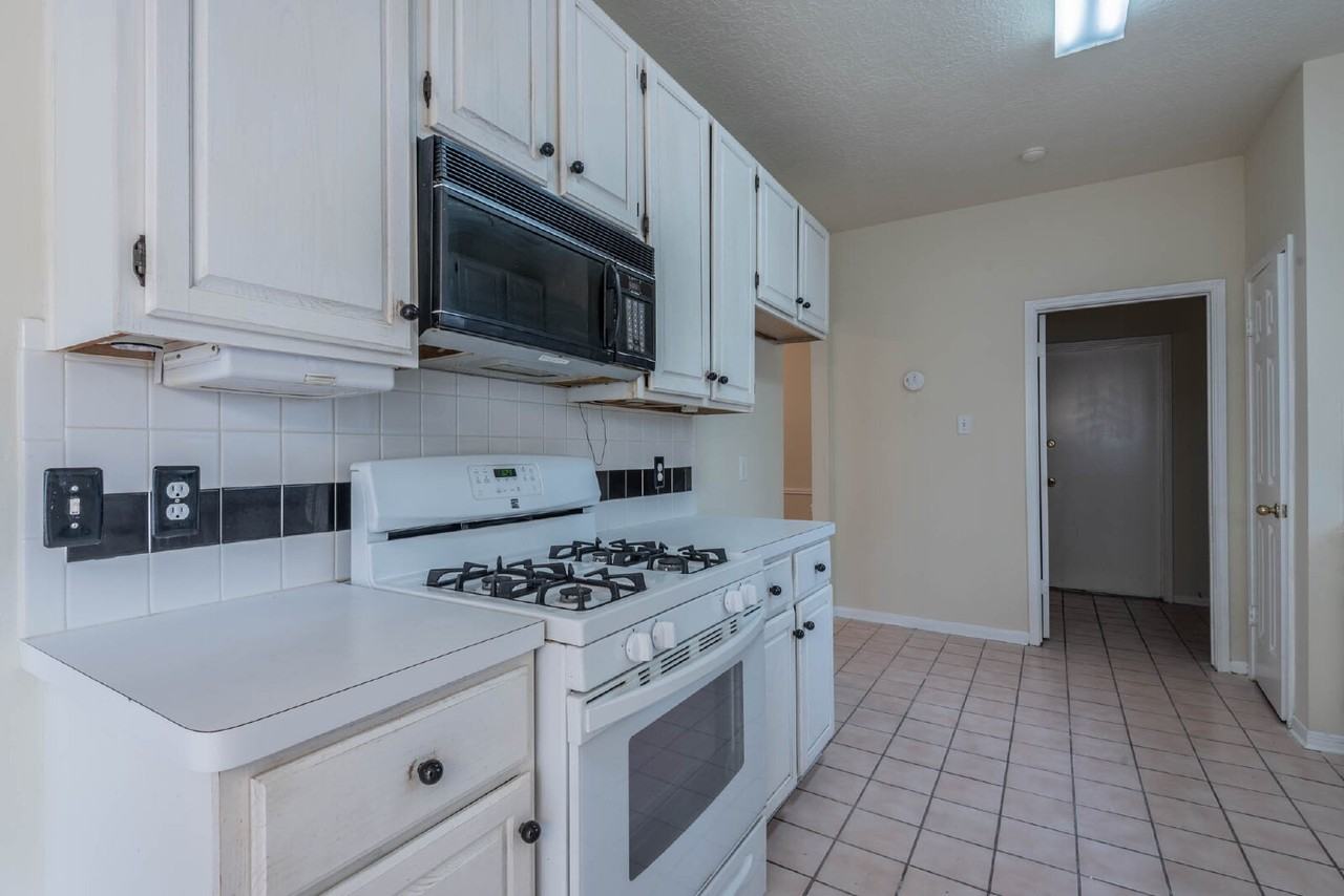 17030 Macleish Dr - Photo 4 of 22