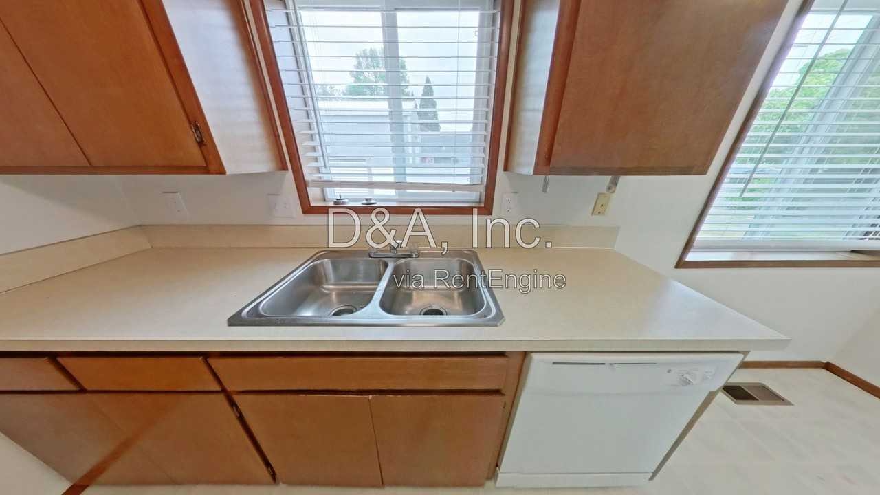 1451 Cedar St - Photo 5 of 12