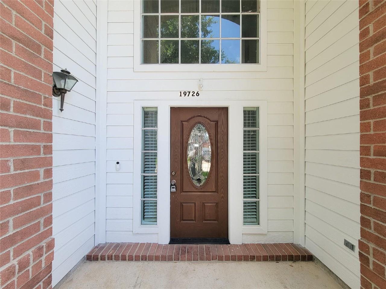 19726 Lindenfield Ct - Photo 4 of 49