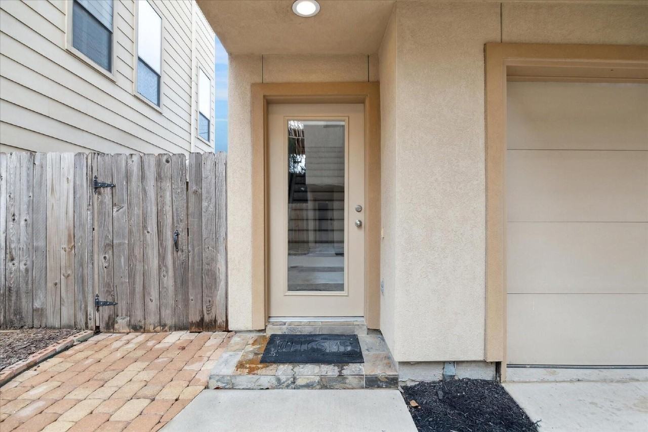 1105 W 21st St - Photo 2 of 29