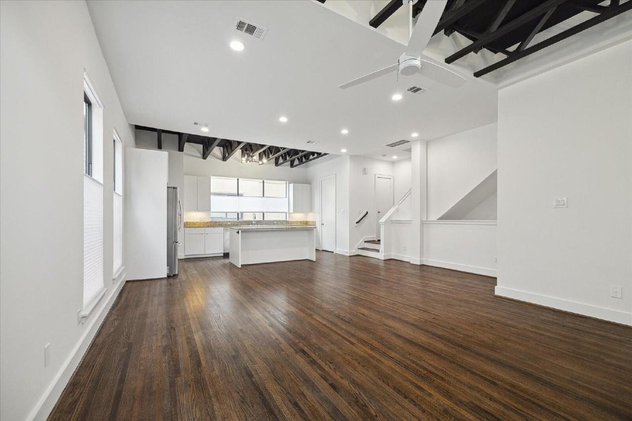 1105 W 21st St - Photo 3 of 29