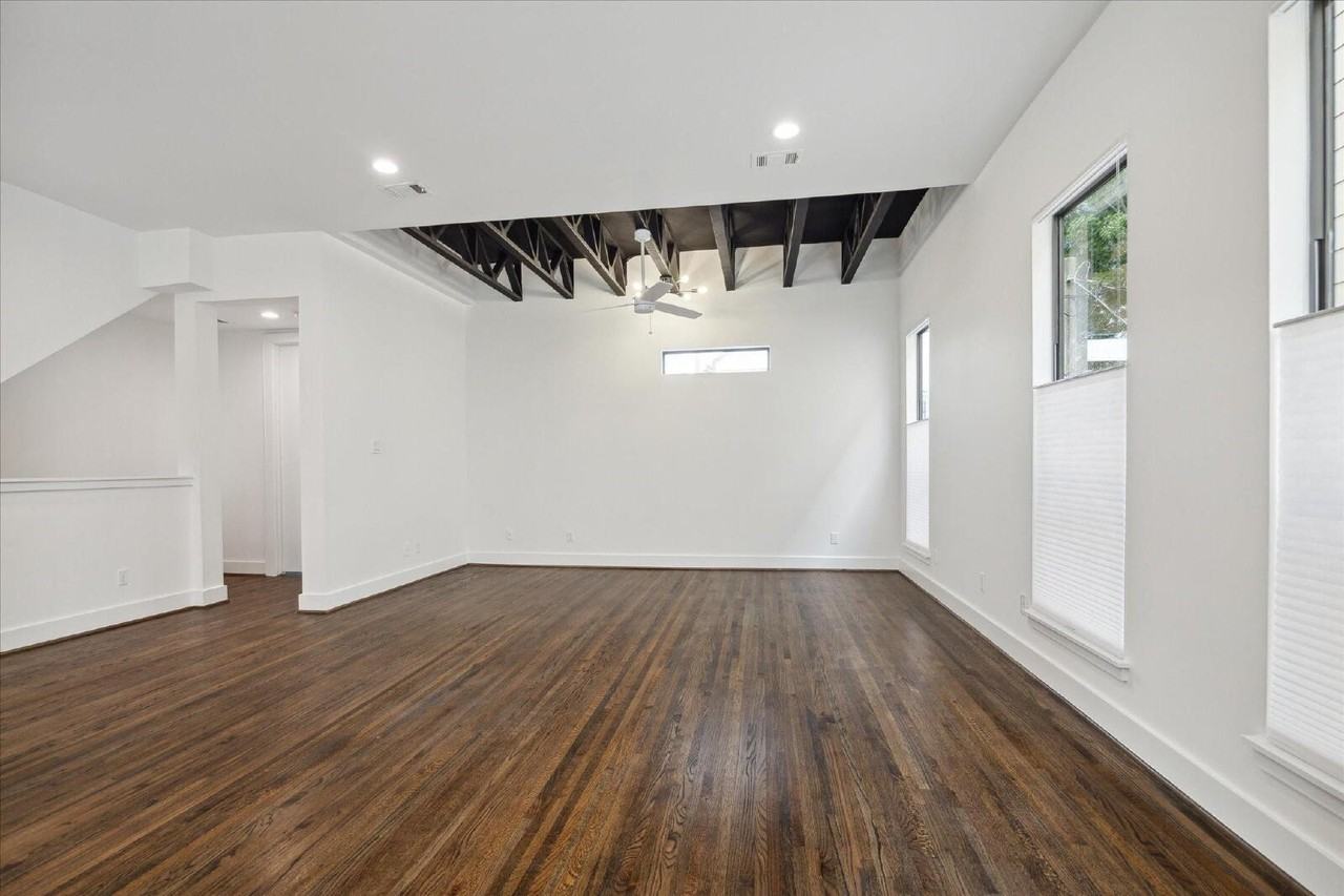 1105 W 21st St - Photo 4 of 29