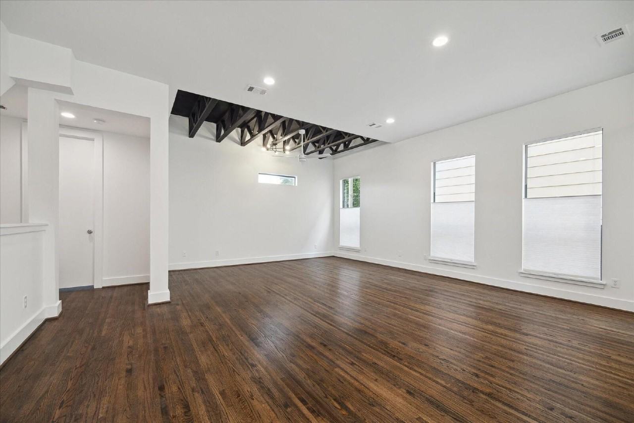 1105 W 21st St - Photo 5 of 29