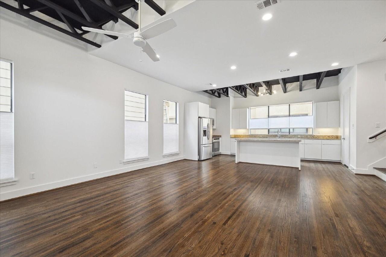 1105 W 21st St - Photo 6 of 29