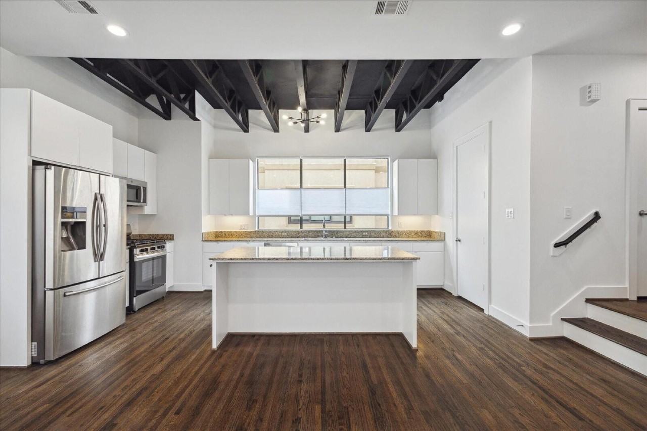 1105 W 21st St - Photo 7 of 29