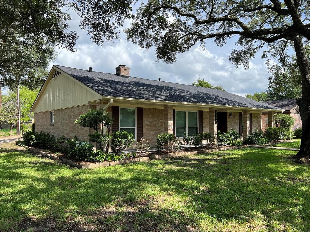 10903 Albury Dr - Photo 2 of 23