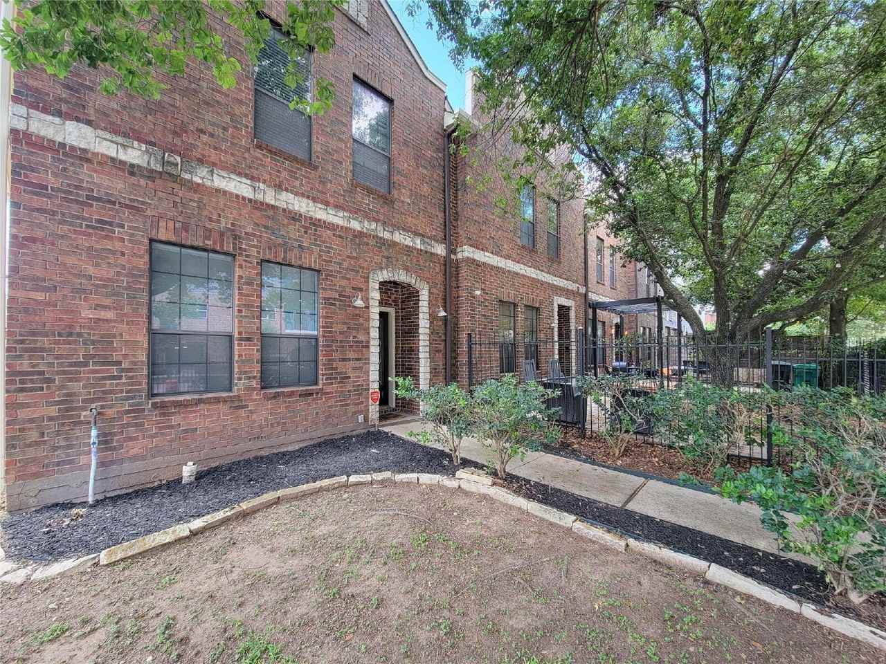 1414 Emancipation Ave - Photo 2 of 32