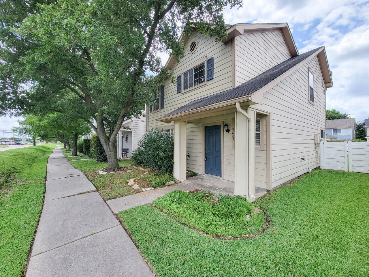 9607 Farrell Dr - Photo 2 of 41