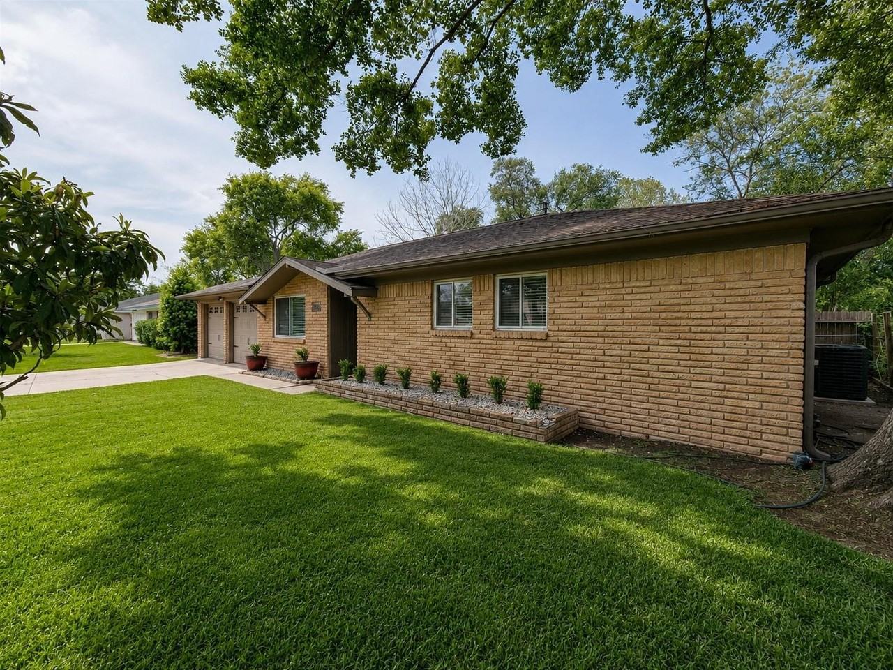 5846 Ettrick Dr - Photo 2 of 40