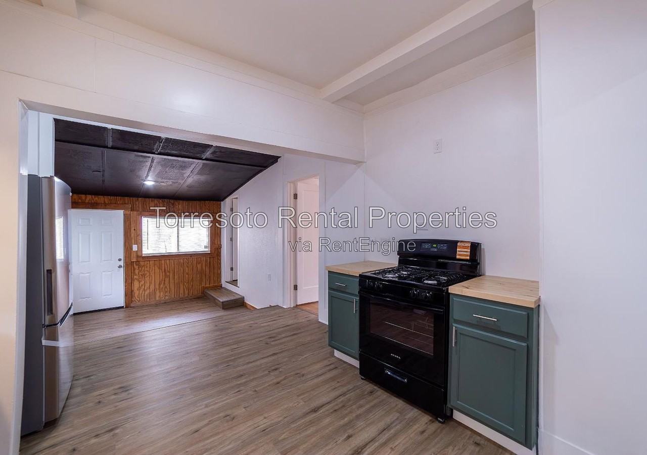 1927 Lee Hall #A - Photo 5 of 15