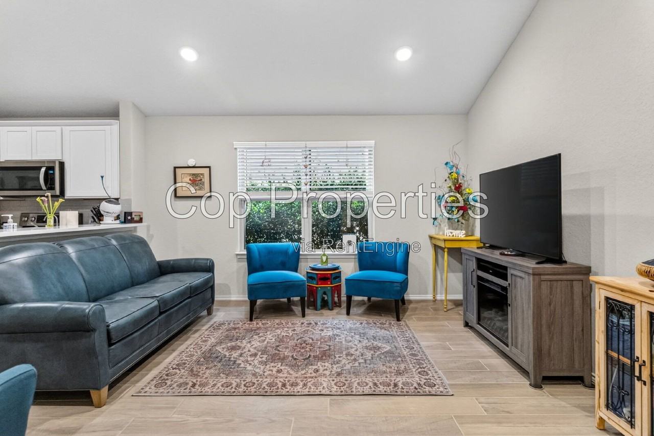 2425 Ayers Dr - Photo 6 of 29