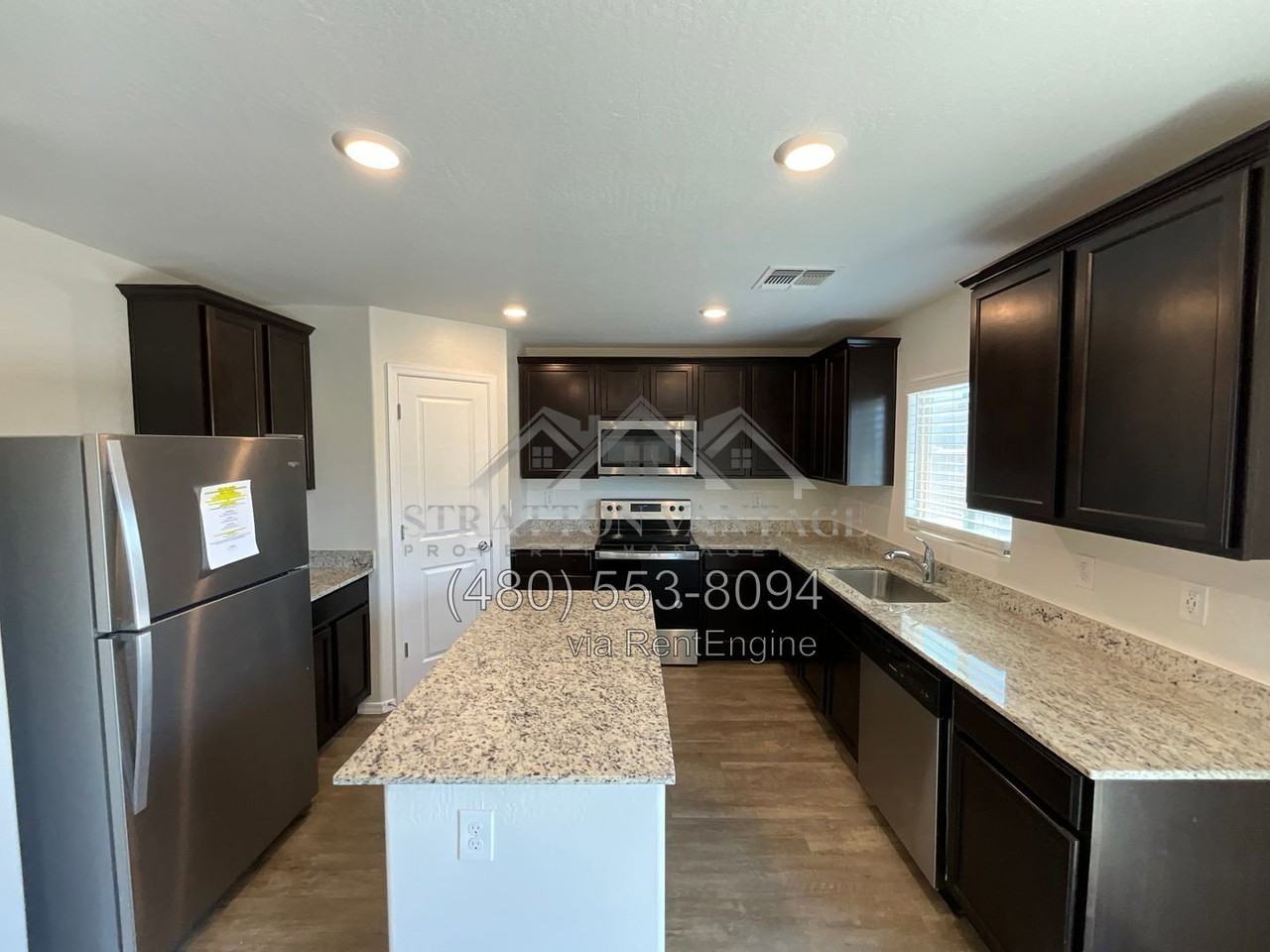 258 S Oak St - Photo 2 of 19