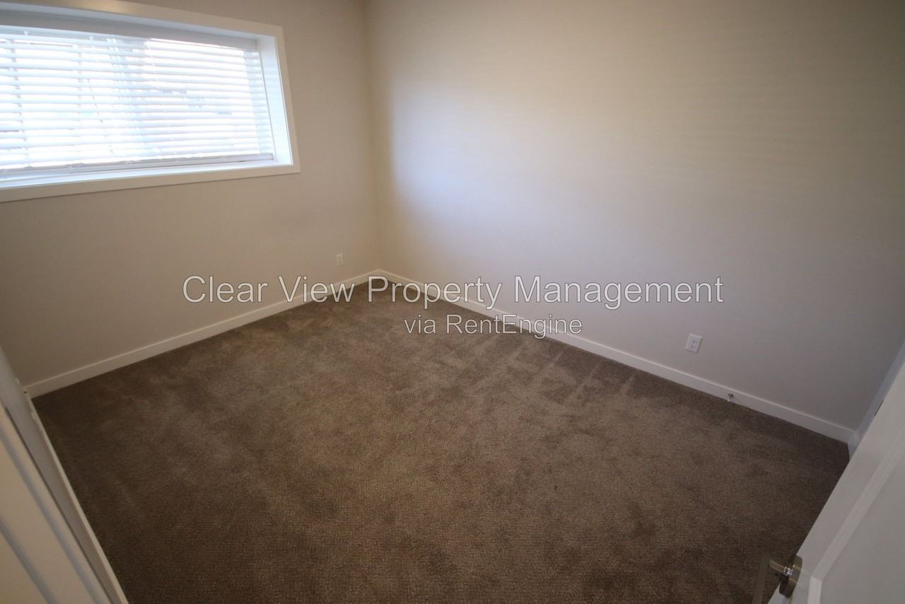 987 40 Ave N - Photo 7 of 13