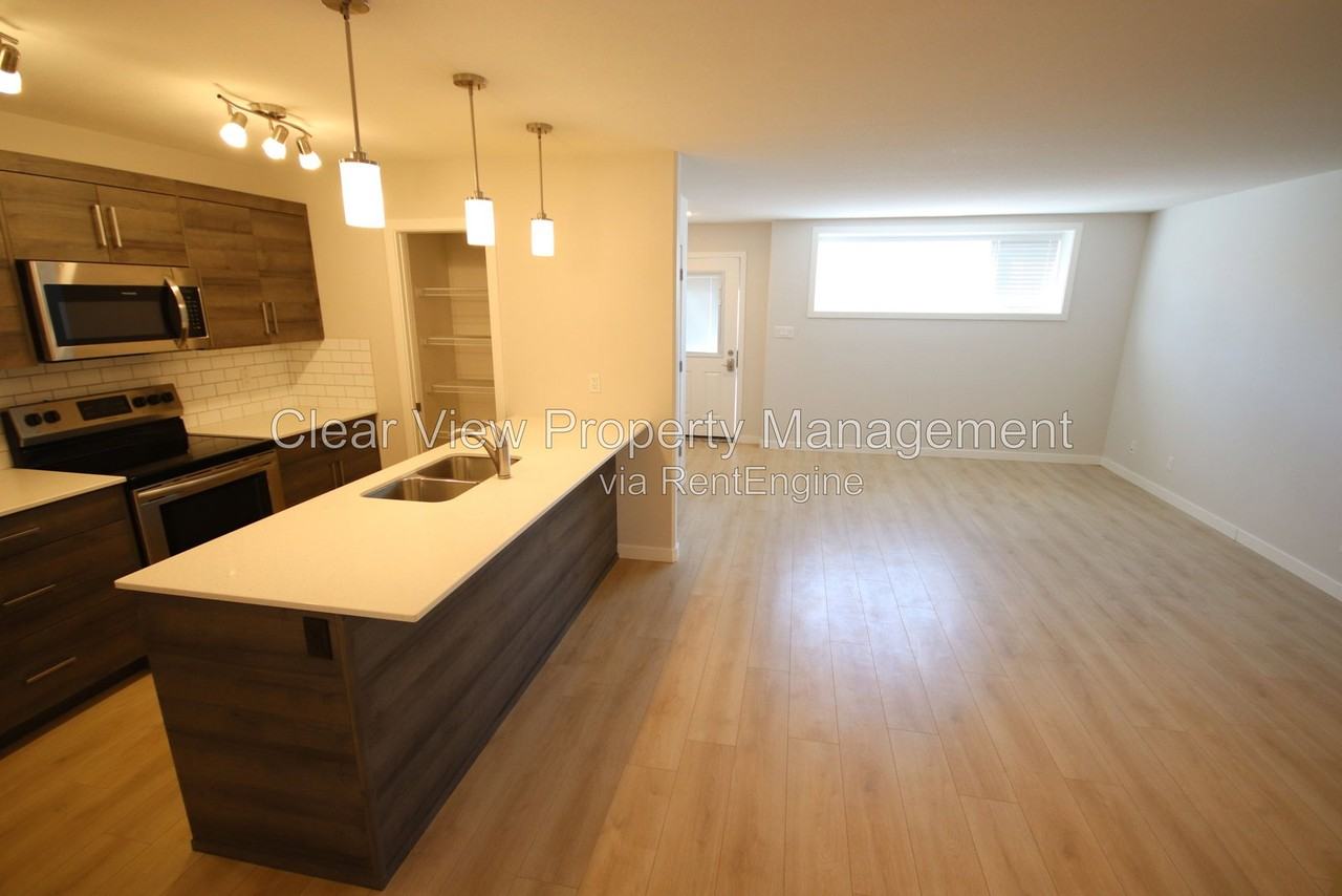 994 41 Ave N - Photo 3 of 13