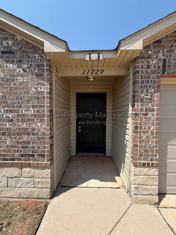11729 Nw 100th St - Photo 2 of 31