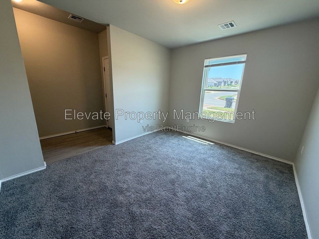 11729 Nw 100th St - Photo 4 of 31
