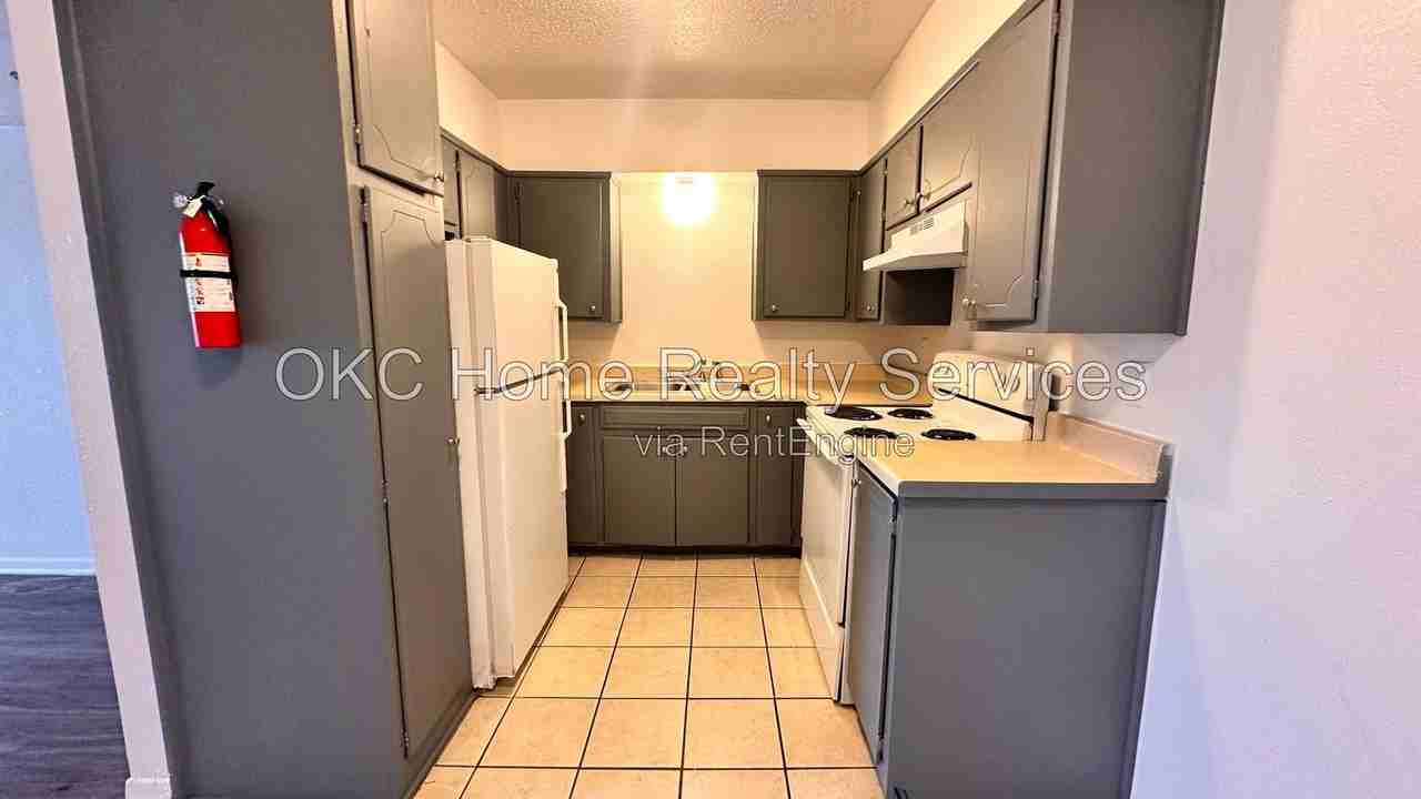 712 Ne 27th St #4 - Photo 3 of 15
