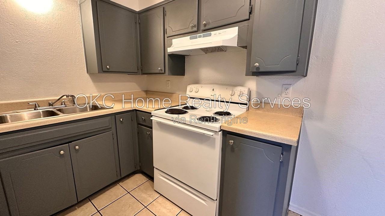 712 Ne 27th St #4 - Photo 4 of 15