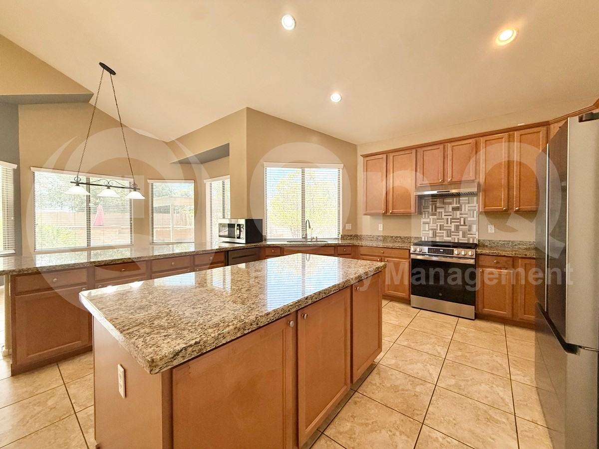 7310 S 26th Ln - Photo 5 of 27