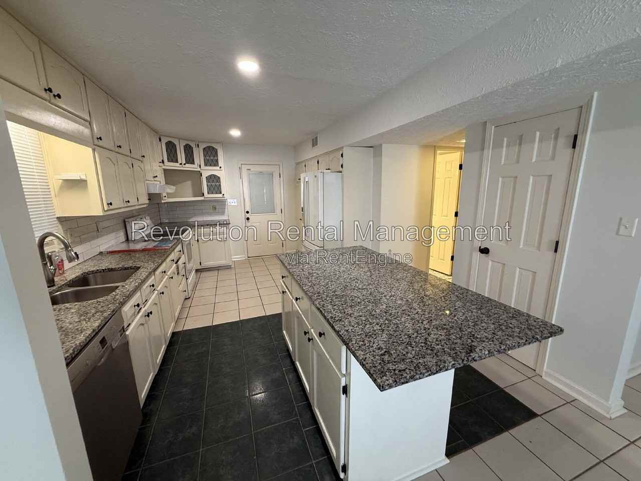115 Hickory Ave - Photo 5 of 48