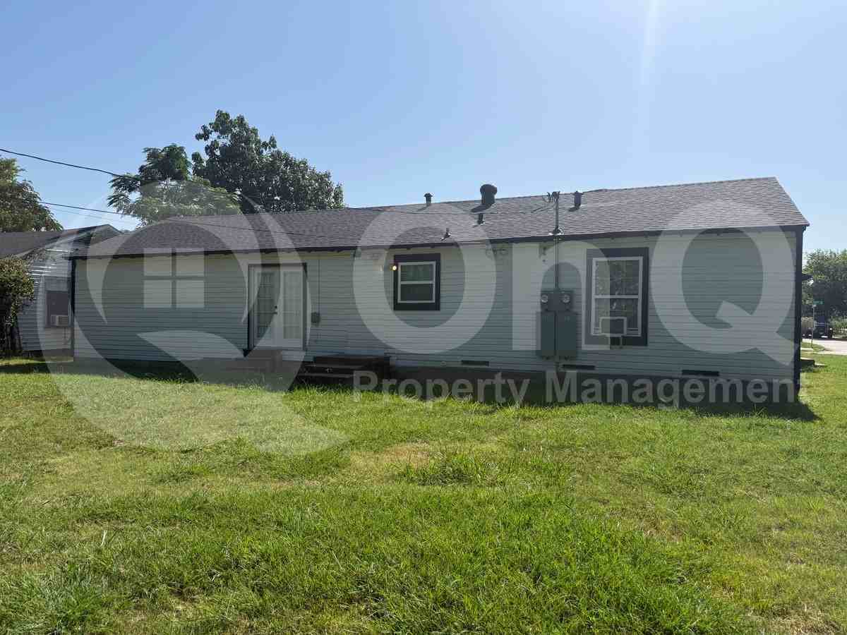 205 Ne 22nd St - Photo 2 of 5