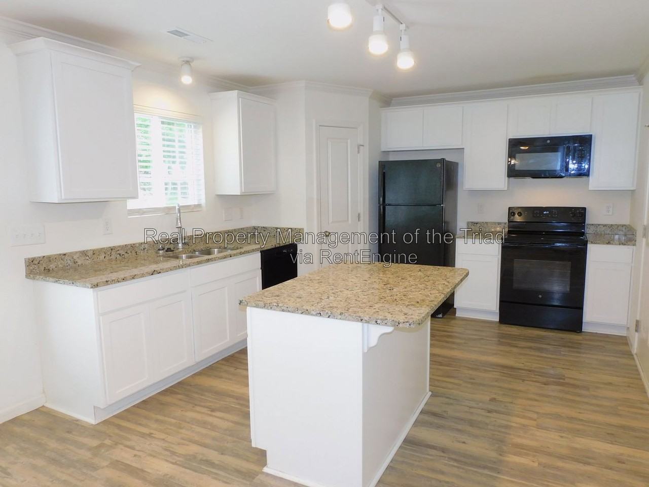 719 Torbay Dr - Photo 5 of 26