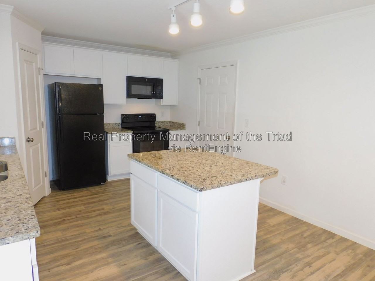 719 Torbay Dr - Photo 6 of 26