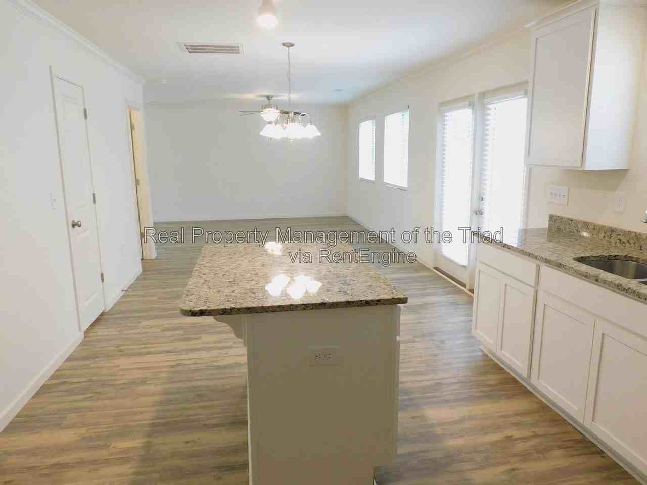 719 Torbay Dr - Photo 7 of 26