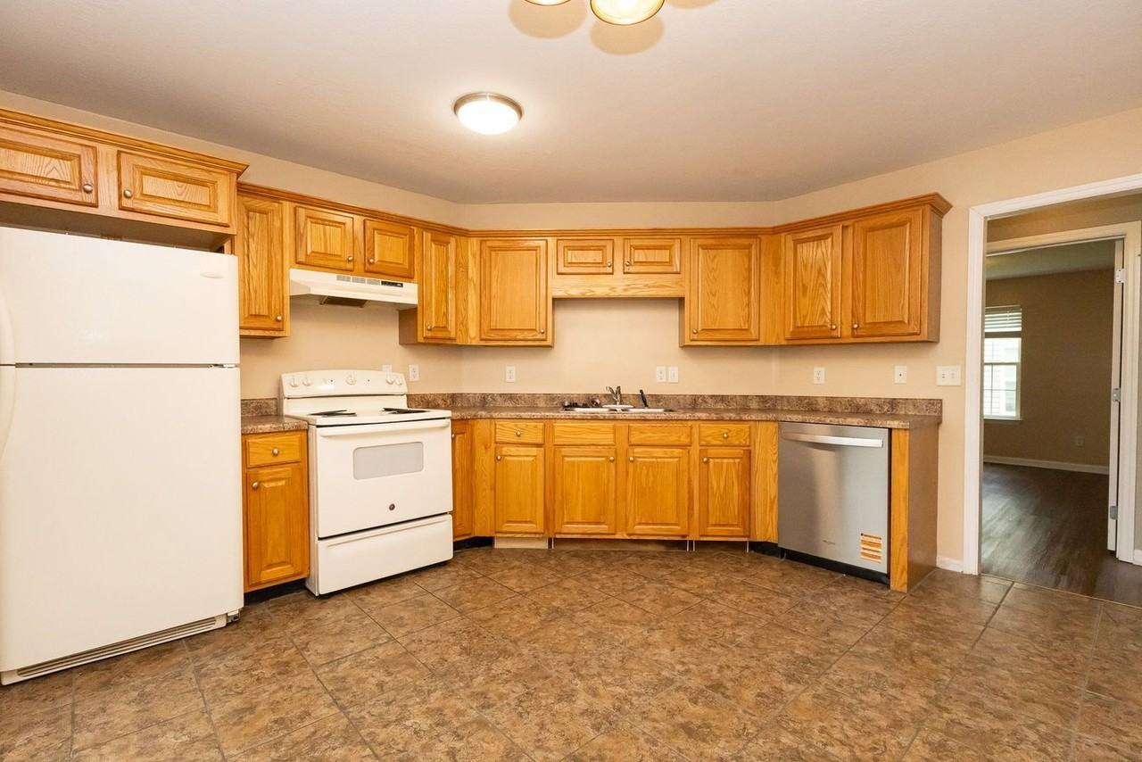 4705 Montview Dr - Photo 3 of 23