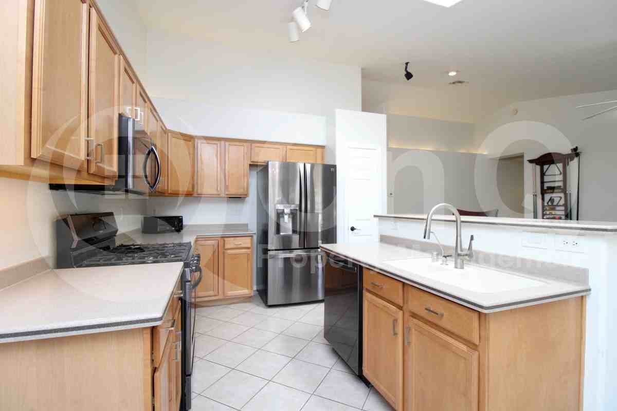 913 E Gary Ln - Photo 3 of 25