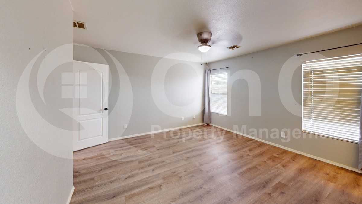 2735 E Liverpool Dr - Photo 5 of 20