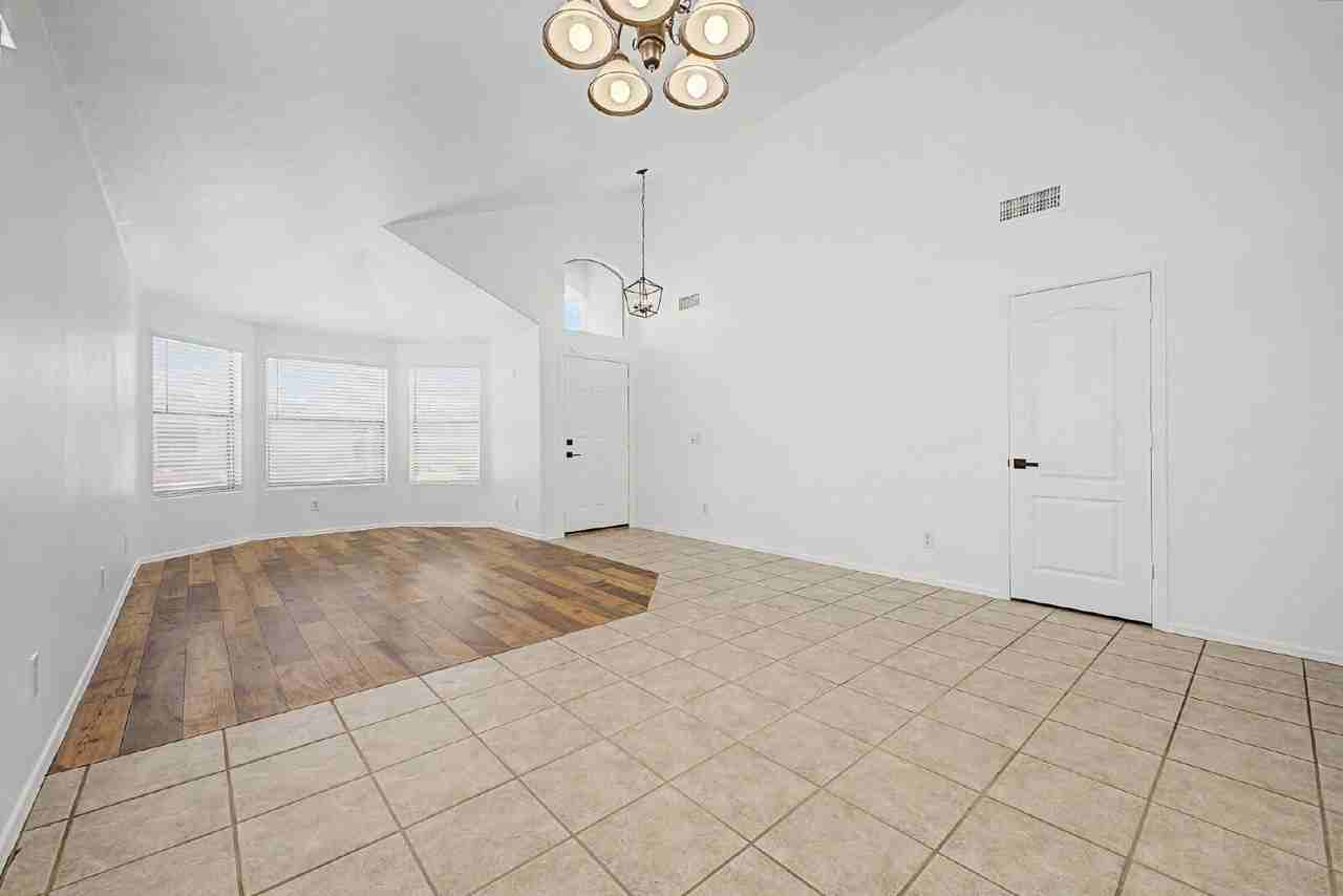 12570 W Desert Flower Rd - Photo 4 of 38