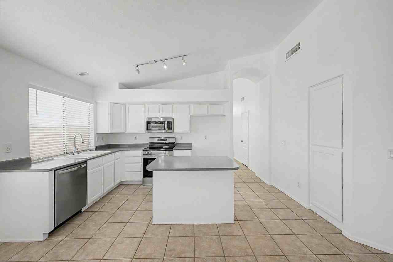 12570 W Desert Flower Rd - Photo 7 of 38