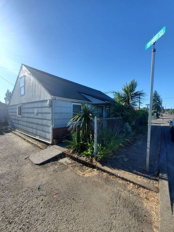 926 Se Uglow Ave #2 - Photo 4 of 13