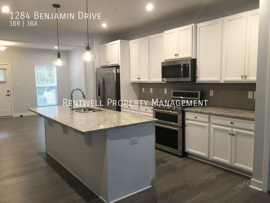 1284 Benjamin Dr - Photo 4 of 15