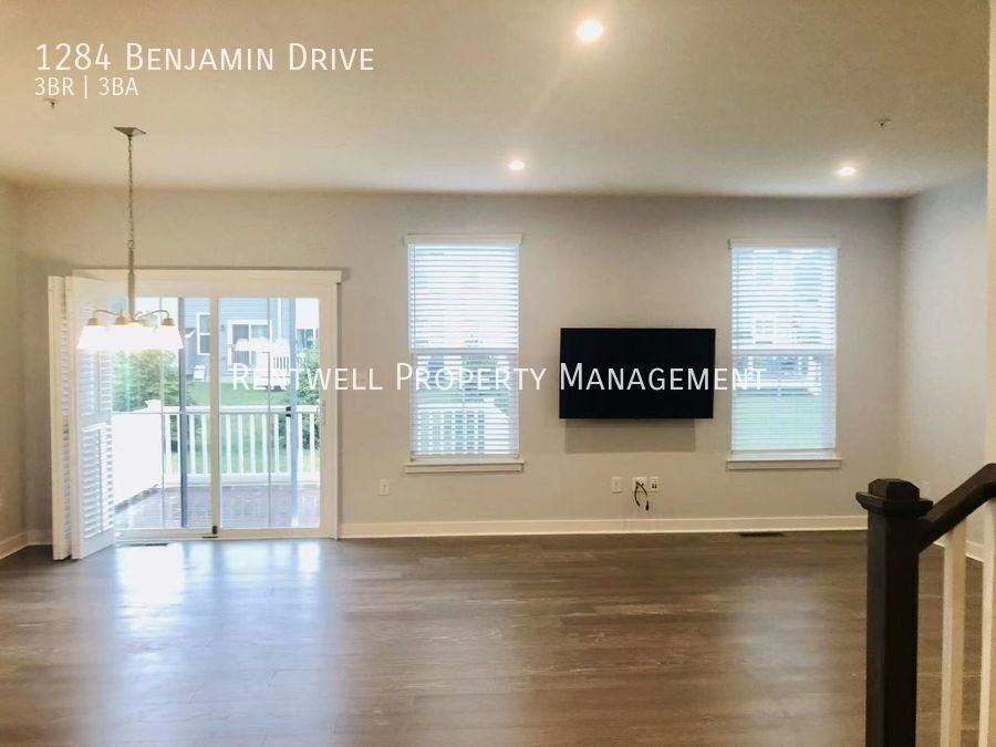 1284 Benjamin Dr - Photo 5 of 15