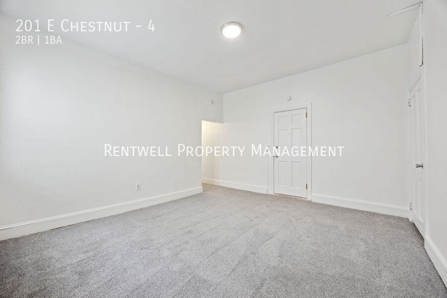 201 E Chestnut St #4 - Photo 4 of 16