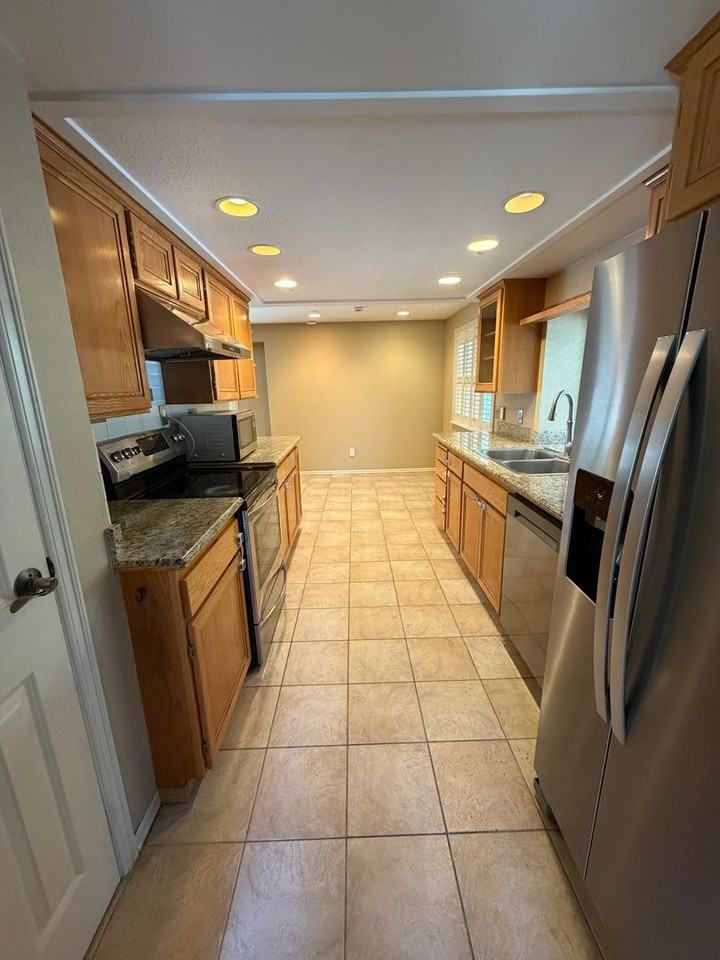 15802 Se 47th St - Photo 2 of 30