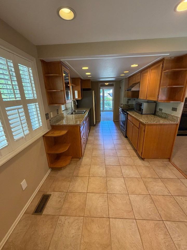 15802 Se 47th St - Photo 3 of 30