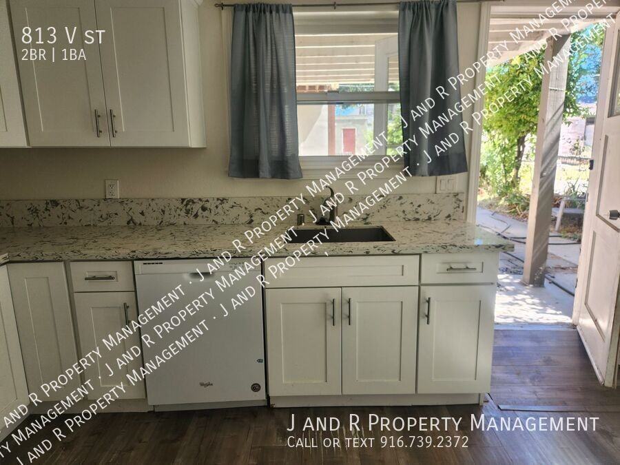 813 V St - Photo 2 of 15