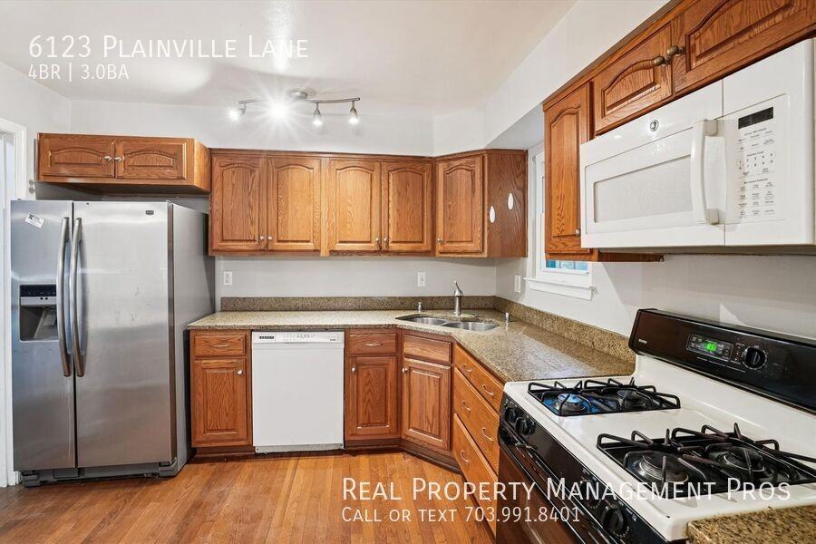 6123 Plainville Ln - Photo 4 of 23
