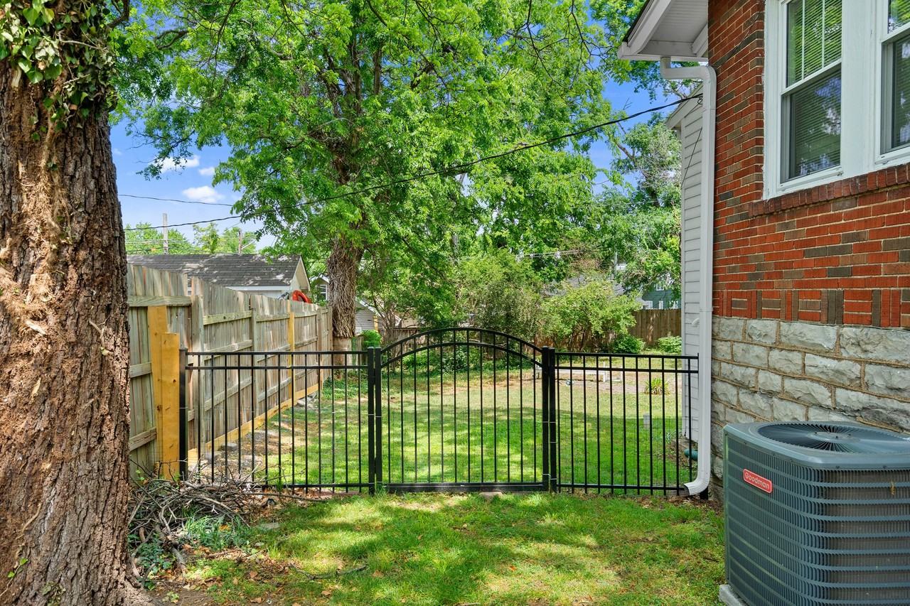 2300A Ashwood Ave - Photo 2 of 17