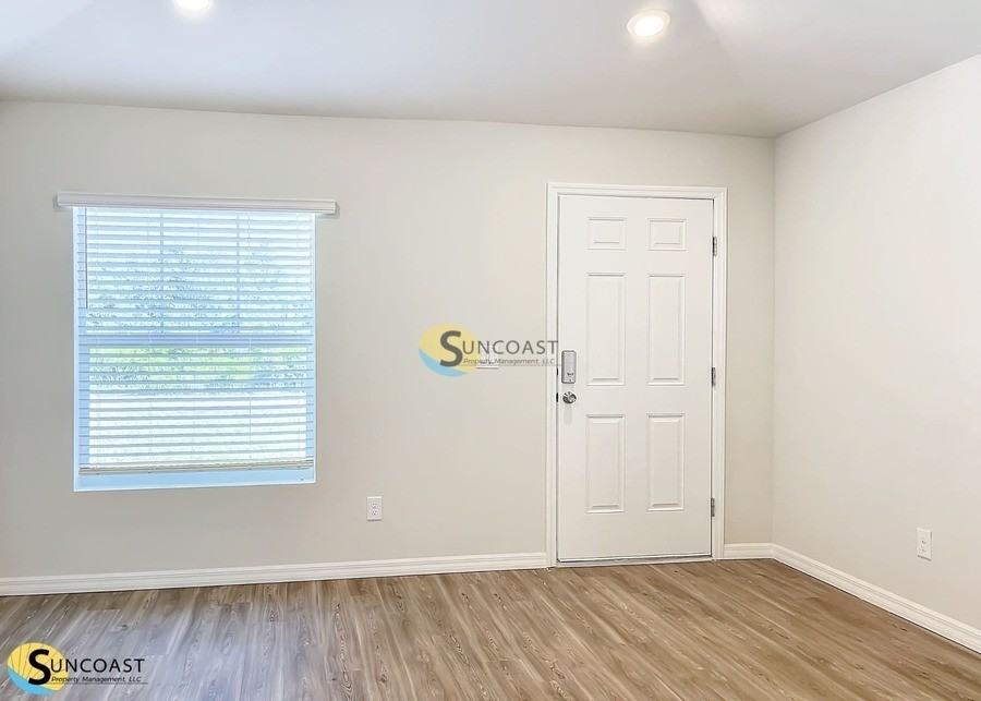 27220 Washington St - Photo 2 of 32