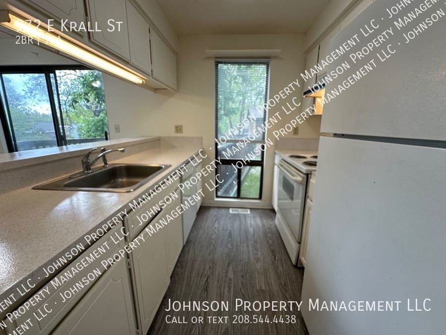 972 E Krall St - Photo 4 of 13