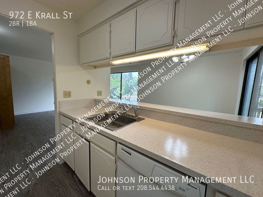 972 E Krall St - Photo 5 of 13