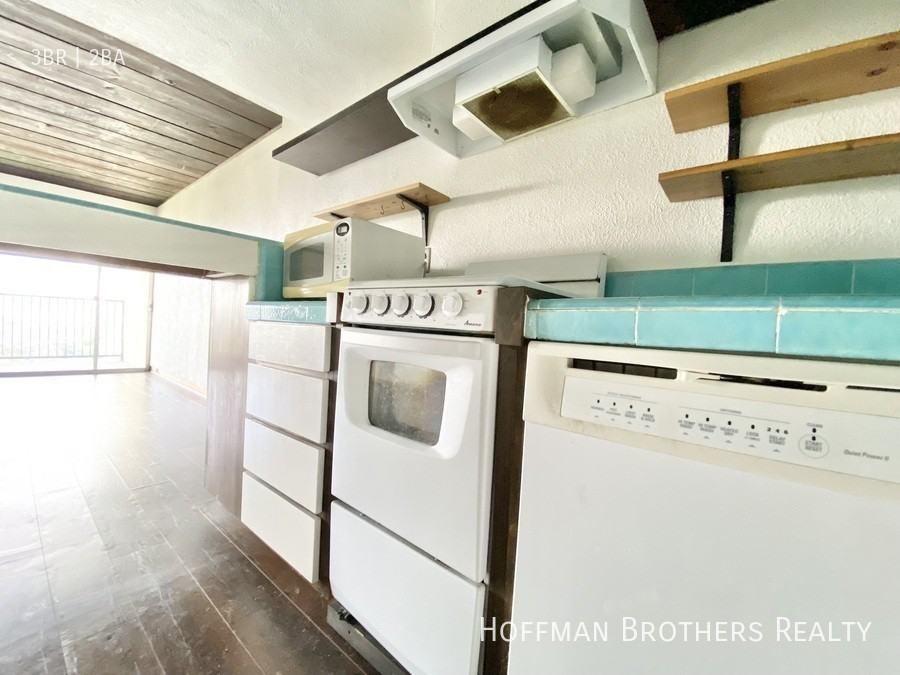 2342 Silver Ridge Ave #1 - Photo 7 of 22